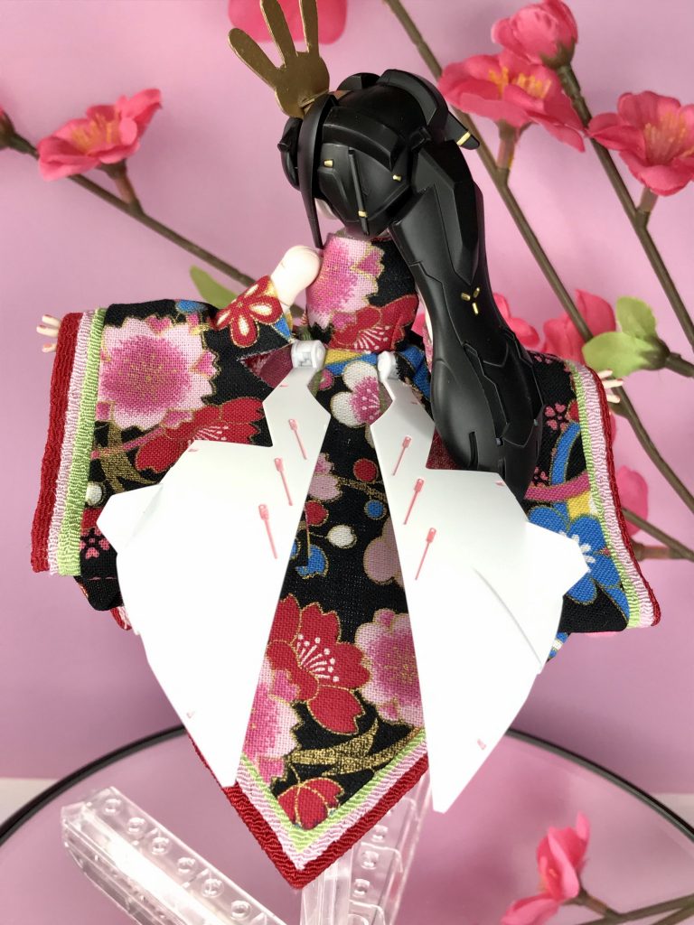 初めてプラモデルに布を使いました(市販のドール服以外では)。といってもいっさい縫ってはおらず、裏面にノリがついた布や、両面テープなどで布を貼って作りました。サラの造形にも手を加えていません。