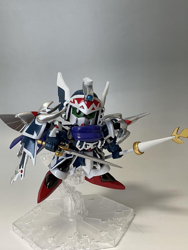 武器は槍と剣の1本づつ。バーサル騎士の剣と趙雲ガンダムの槍をベースにしています。