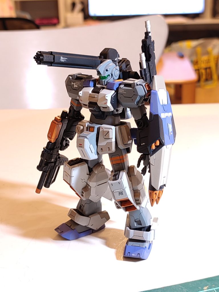 基本塗装完了・デカール貼りまで終わった状態。最後にウェザリングカラー(グランドブラウン)でウォッシングしてトップコートかけて完成しましたが、最後の汚しは正直いらなかったかも…?と思いました。まあ旧式機らしさをちょっと足したと思えばそれもいいかと。結果オーライです。長くなりましたが、最後までご覧いただきありがとうございました。久々のガンプラ製作、苦労はいろいろありましたが楽しみました‼