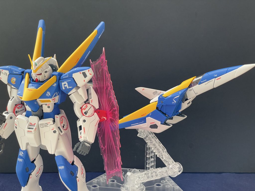 V2コア・ファイターも付属しますが、変形は、破損が怖くて試していません。