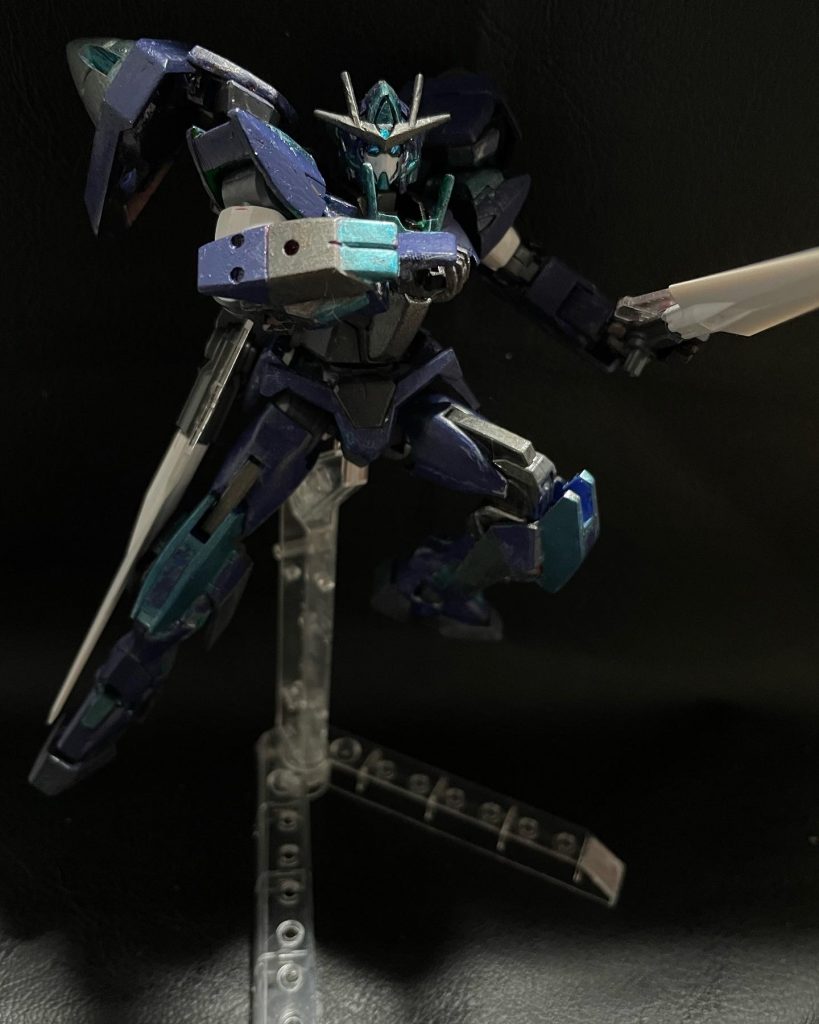 GNナックルで攻撃を受け止めるGNソードIIで反撃する前の感じをイメージしてます。