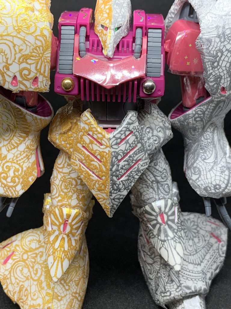 フロントアーマと膝のアーマーは左右対称になるようにしつます