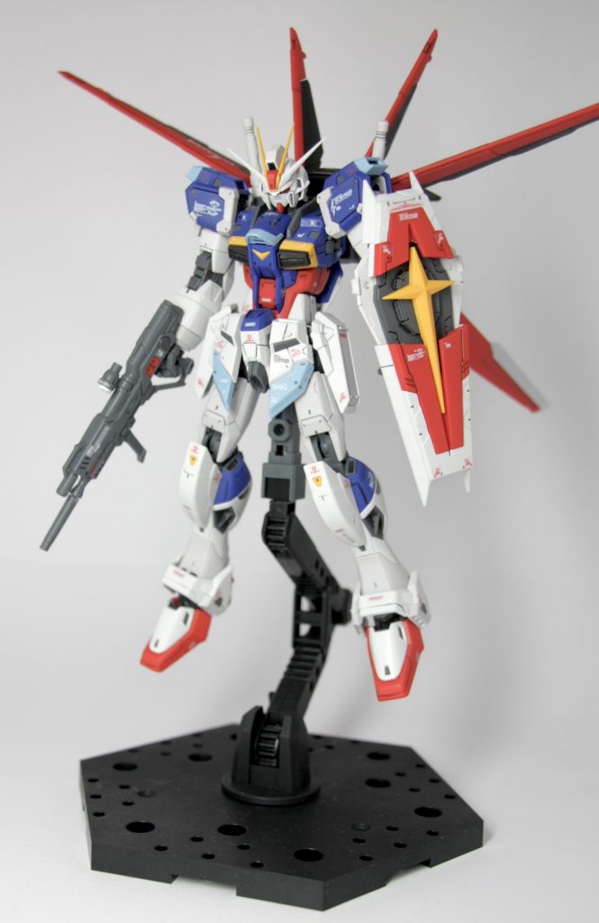 デカいRGと比べくると、小ぶりなサイズですが、飾るのにはちょうどいいサイズです。