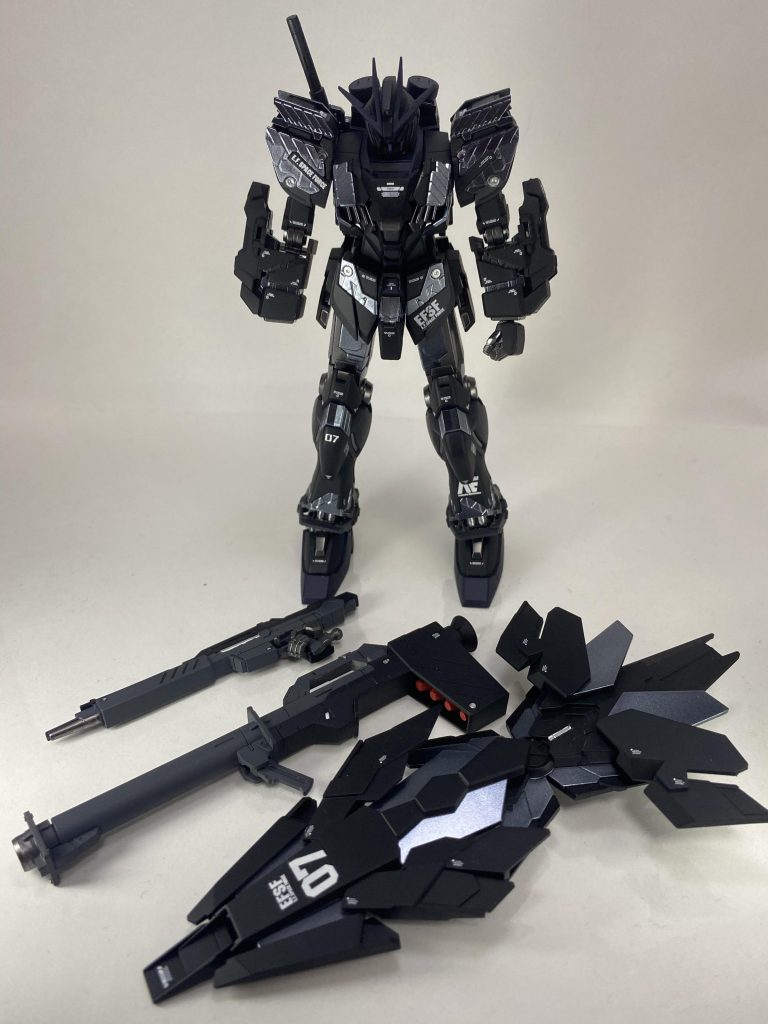 全身ショットと武装一覧。腕部とアームド・アーマーDEをバンシィノルンから、ライフルとバズーカをνガンダムから拝借しました。サーベルは腕部にトンファーあるしと思って、νガンダムにならってバックパックには1本装備にしました。
