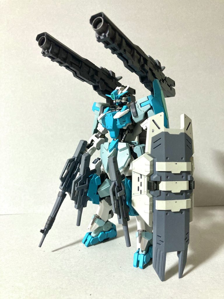 ライオット射撃形態。高硬度レアアロイ製の弾丸を超高速で撃ち出す大型レールガン。弾丸の口径が大きく、あまりに長い射程には適さないが、高速の弾丸でMAさえ叩き潰すことができる。