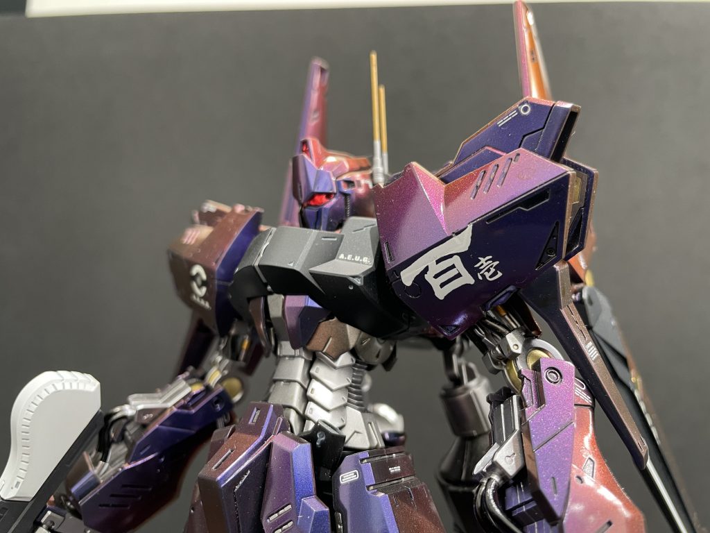 デカールは手元に余らせていたものなどから選んで貼り付け。「百」の文字だけは「百式壊」の付属デカールからもってきています。