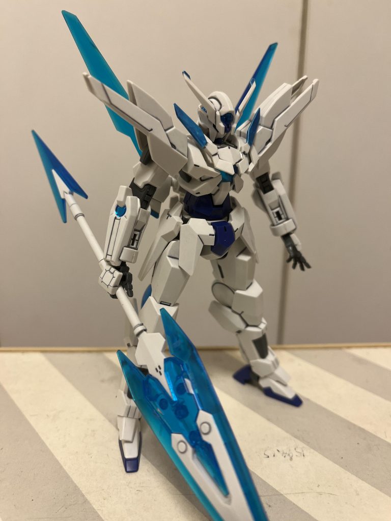 箱から出してみたら、墨入れしてなかったので、阪神のキャンプ情報を見ながら雑に(←重要)墨入れ。頭部のアンテナの安全突起は、残した方がトランジェントのちょっとした異質さが出るかなぁ」と当時思い、残していたことを思い出し、メタブルーで塗ってみました。ついでに胸のグラビカルアンテナっぽいのもメタブルーで塗ってしまいました。