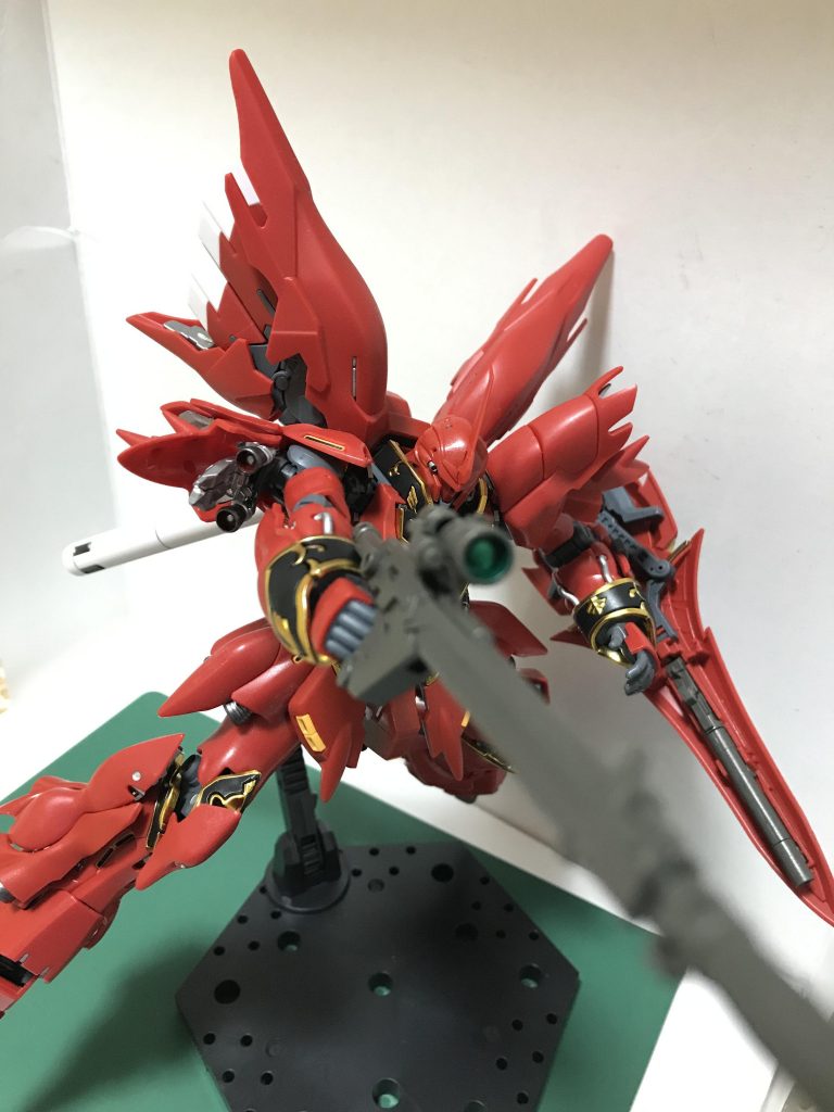 ライフル②このポーズでもライフル持ってる腕が徐々に下がってきますまたライフルと袖が接触するので金メッキが剥がれるのがマイナスポイントかと