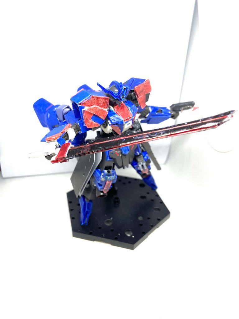 刀腰にマウントされている刀剣、ビーム耐性のある機体に対応できるように作成したもの、ハンドガンや刀はプラ板やプラプレート、ランナーパーツのあまりなどを使って作成しています。