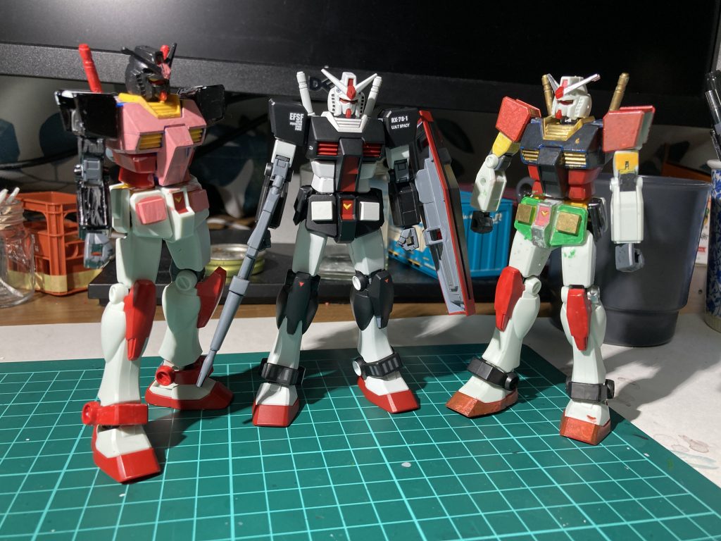 エキセントリックなカラーリングの2体に挟まれています笑娘2人におもちゃとして買い与えたライトパッケージ版です。みんなで楽しく組み立てました。僕が他のキット塗装しているところにやって来ては、余った塗料で思い思いに塗ってました。元来、子供の玩具とはこうあるべきという姿を具現化してます笑この2体があったおかげで仮組みしなくても塗装のプラン立てれました。感謝です。という訳で以上、プロトタイプ「風」ガンダムでした。