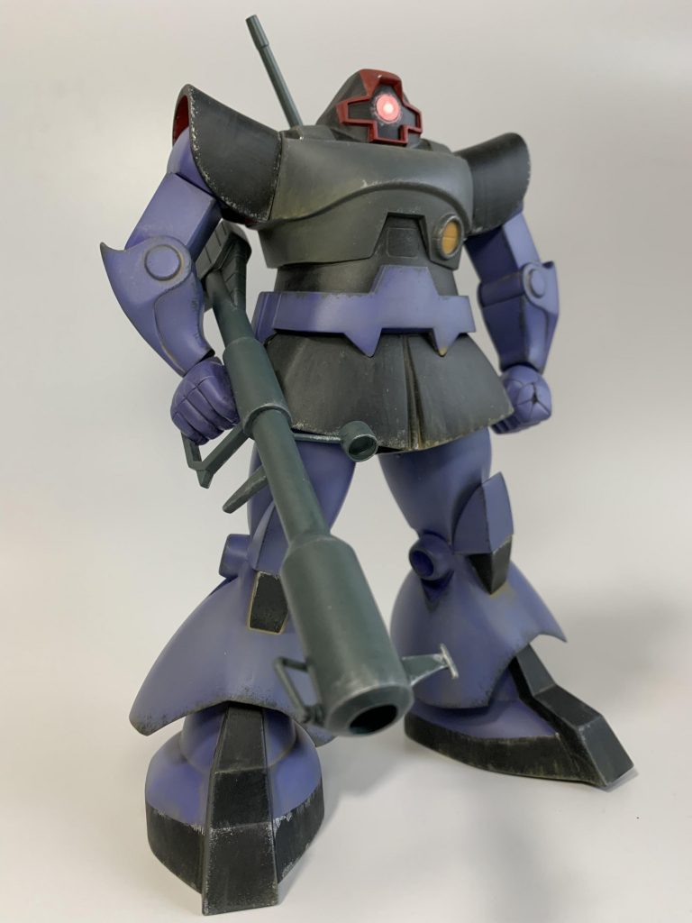 塗装は本気で汚し塗装をしました。基本の塗り分けをしてから、ウェザリングカラーでフィルタリング。スポンジでチッピング。場所ごとに色を変えてのドライブラシ。面相筆で液だれ表現。ウェザリングマスターでサビや泥をつけて、最後に組み上げてからの微調整。今までで一番真剣に汚しました。最近新しめのキットを、パリッとつくることばかりやってきたので、旧キットベースで筋彫りもしない、ディテールも増やさない、デカールも貼らない、ひたすら汚すのみ!っていう製作、プラモやってる!って感じがしました。