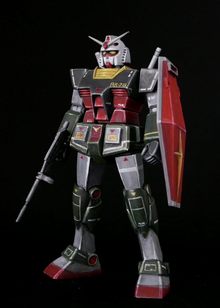 旧キットの特徴である肩幅を詰めてサラッとした体型に改造、胴体の内部フレームにGフレームを使用、首、肩のスイング可動を搭載。膝関節はHGUCジムコマンドの膝関節を加工して使用、ハンドパーツはビルドナックルを使っています