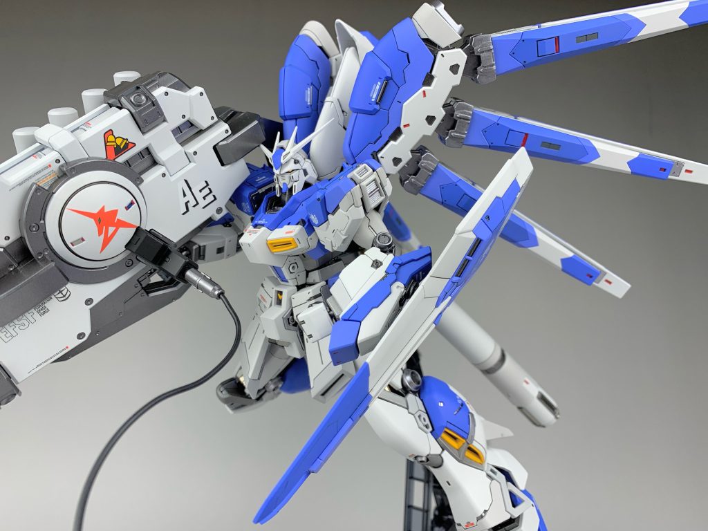 アップショットアンテナと干渉するのであまり派手なポージングは取れませんが、構えてるだけでも雰囲気抜群なのはデカ物武器の特権ですね🥳