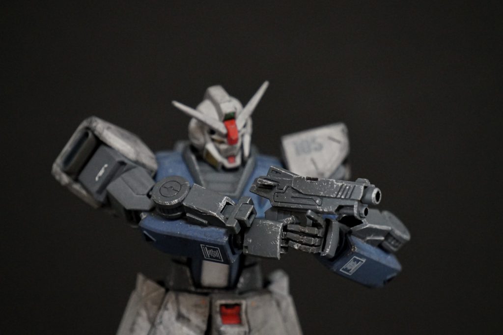 ハンドガン。「やや大ぶりなハンドガンは、射程の短さと命中精度の低さが欠点ながら高威力で、牽制目的ではなく超至近距離で確実に対象を破壊するために用いられる。」キットのサブマシンガンを改造して作りました。左の添え手は指の角度を変えています。腰のサイドアーマーに予備弾倉を収納している設定です。