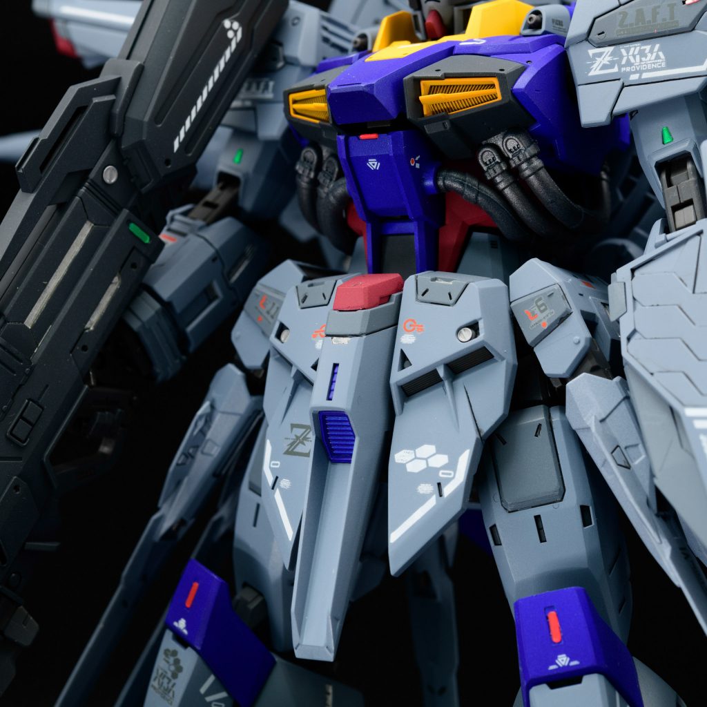 代わりに差し色は鮮やかなブルーにしてプレミアム感を演出。胸部パイプの軟質パーツはマルチプライマーを拭いてガンメタリックで塗りました。