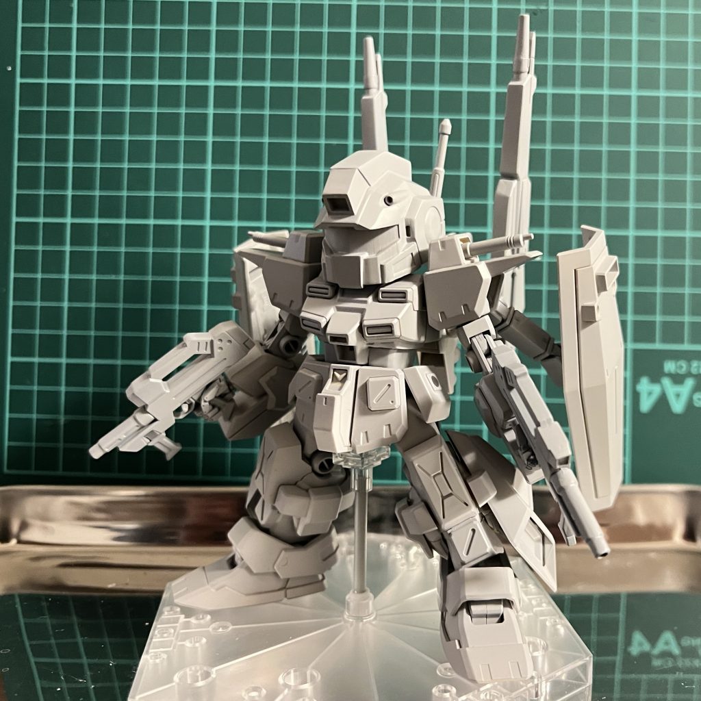 ライトグレーのサフを吹いたところです。