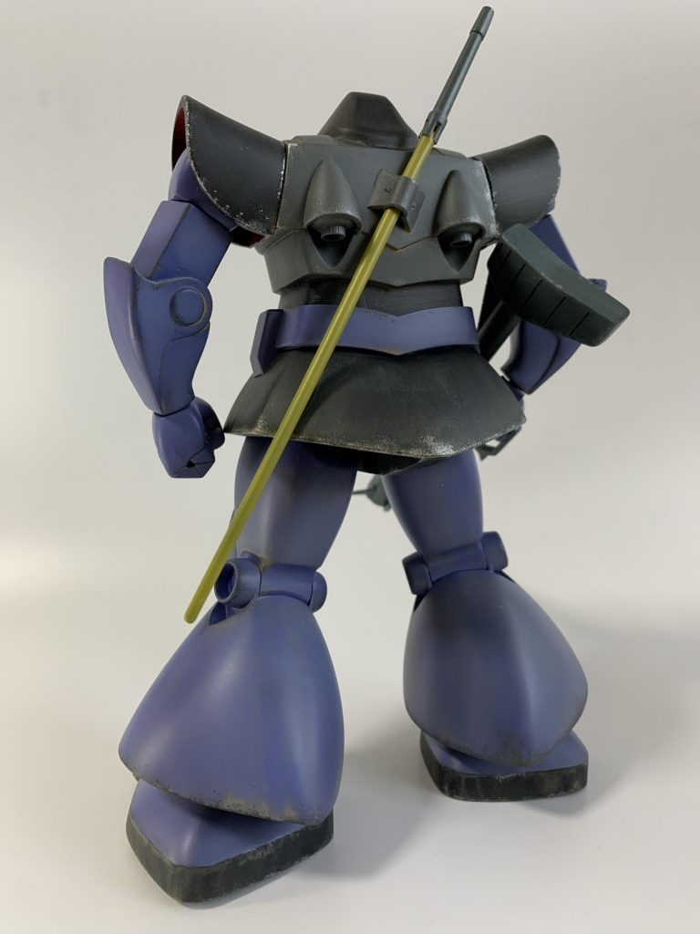 背面。ヒートサーベルははずせますが、武器持ち手がなくなってしまったので、持てません。