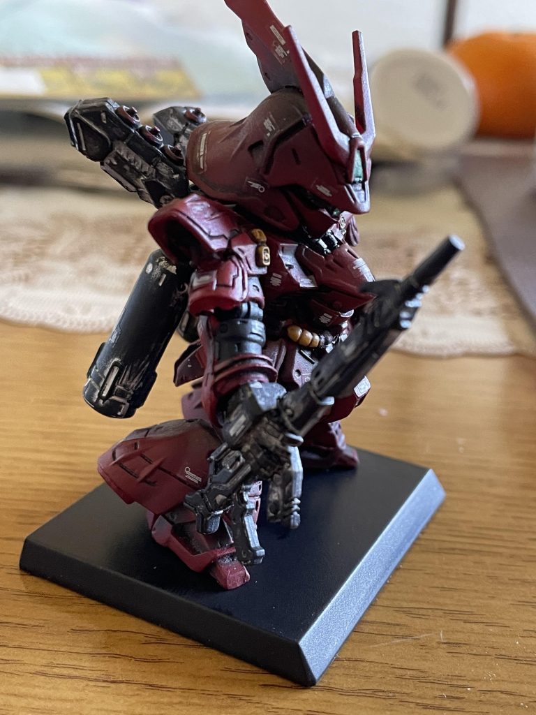製作に関しては一度全部バラせる所はバラした後、つや消しスプレーを吹いてから赤部分はリアルタッチグレー3で塗り、バックパックと武器はガンダムマーカー細先のシャインシルバーで塗ってからメラミンスポンジで調節して明暗をくっきりつけてあります。最後にあまりもののマーキングシールを貼り付けという作業になっております。