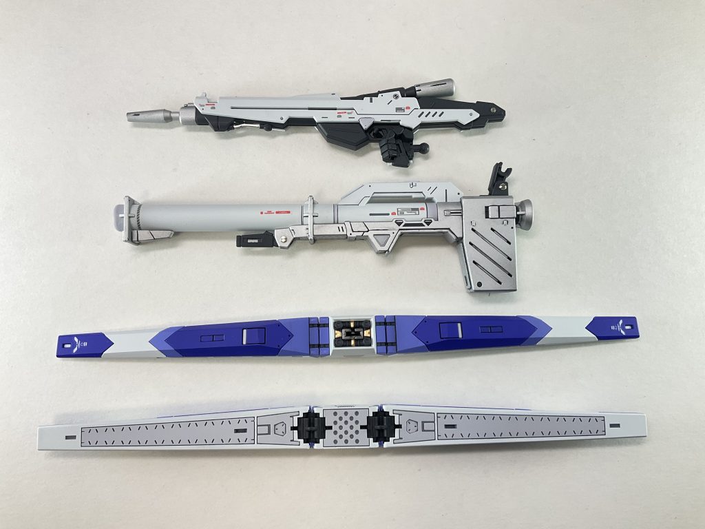 武器類バズーカの持ち手の微妙な凹みにメタルパーツを追加表面処理に邪魔なモールドはヤスリで削り落とし、プラ板で再現ライフルにセンサー類が付いてなかったのでプラ板でアイアンサイトを追加写真では見にくいですがアップにするとちょこんと乗ってますファンネルもグレーで塗り分け、更に内部を4アーティストマーカーで塗り分けました銃口（？）もスターブライトアイアンで塗ってありますMSジョイントは銃口以外はパーツ割れや稼働部の塗装剥げが頻繁に発生するので塗装しておりませんしっかり対策すれば大丈夫ですが…塗装剥げが起こるなら塗らんくていいかと