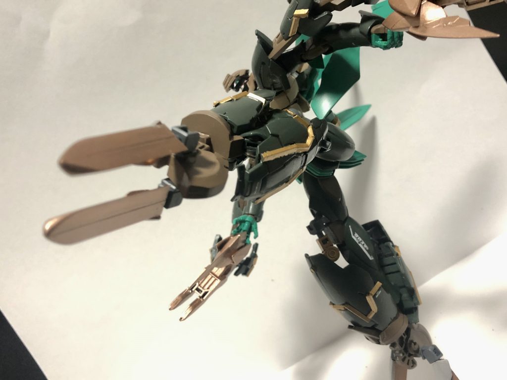 格闘形態への変身機構で戦闘レンジを自在に切り替えての戦法を得意とする機体というコンセプトで作ってみました