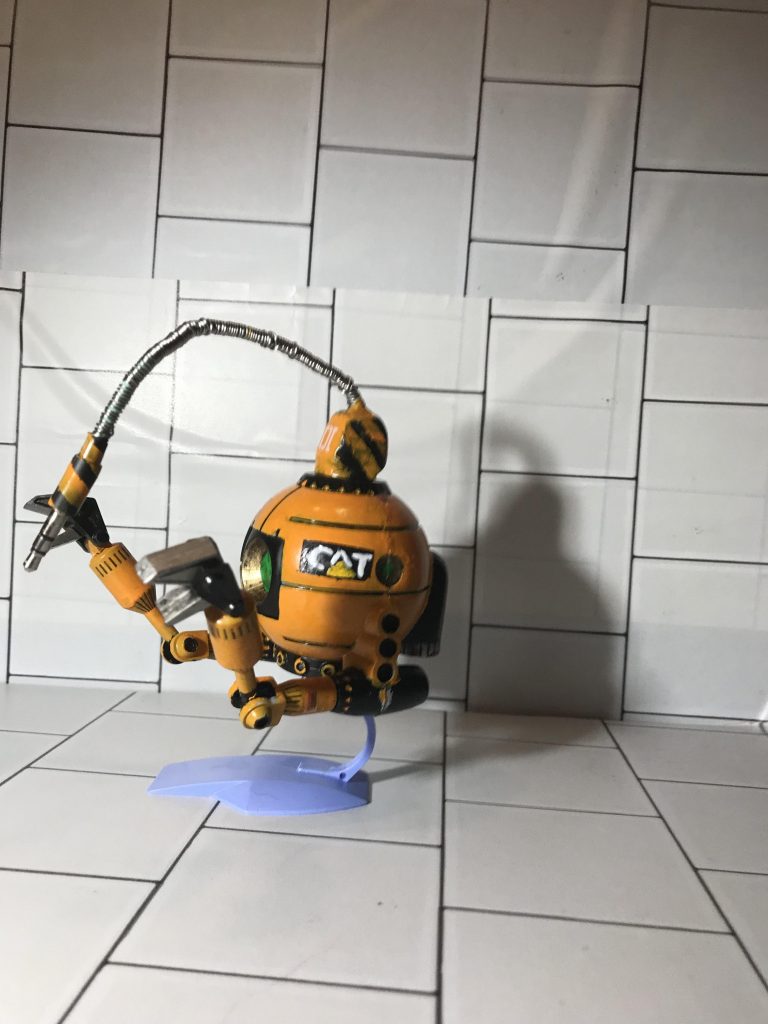 「その話をジオンからの難民でテストパイロットをしていてくれたラカンさんという方にすると『まるでサイコミュだな』と」「それが助け舟になった訳ですね、ラカンさんは今もコマツに?」「いえ、たしか資源衛星の発掘従事されると辞められまして。驚いたのはラカンさんも一機注文されたんですよね」