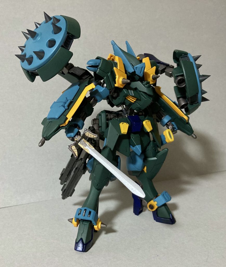 左腰には飾りのついたナイトソードを装備。（ジャスティスナイトより）