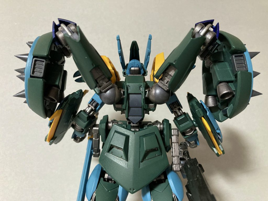 ラウンドバインダは、端白星のバックパックに接続部を追加し、副腕にはグリムゲルデの脚部をそのまま流用。装甲もグリムゲルデのスネを使っていますが、太腿部の装甲はレギンレイズのスネを使用しています。ちなみにこの角度から見ると、頭部がマルコシアスなのがちょっとわかります。（わかります？）