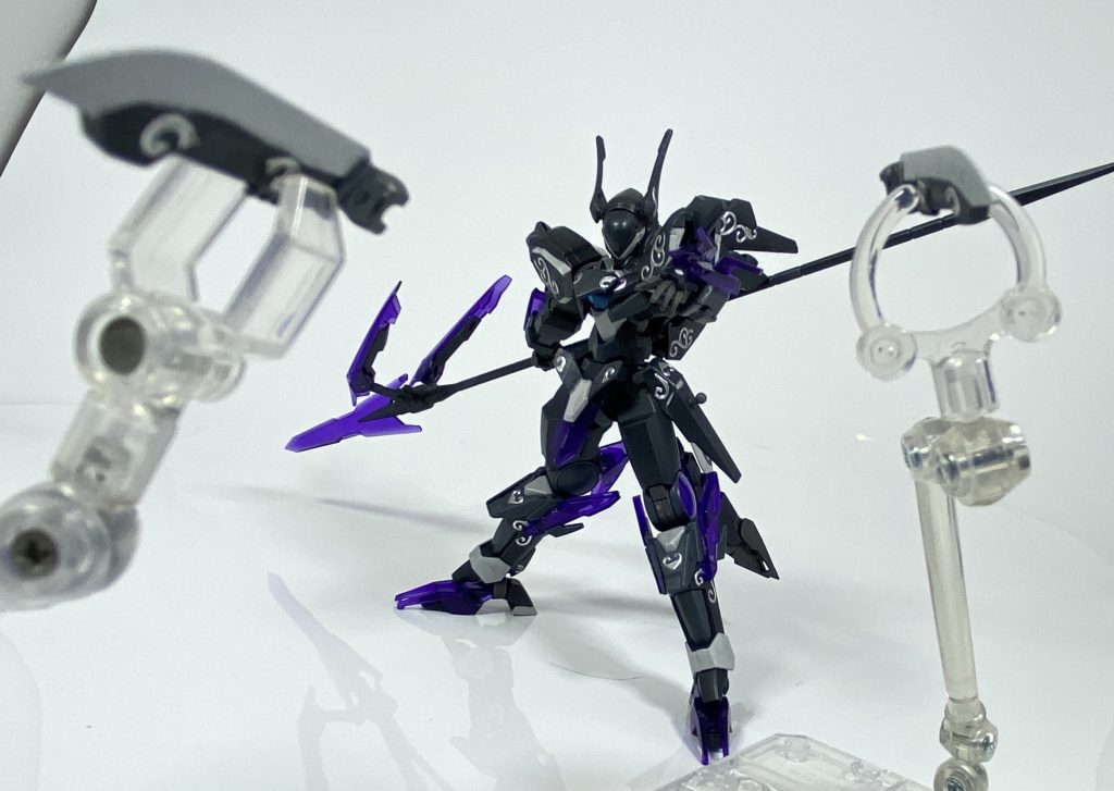 [デーゲンロック]腰部に4基取り付けられた、大型のソードファング。本機で唯一、中〜遠距離攻撃が可能な武装であるが、近接戦闘時の牽制や資格外からの不意をついた一撃など、むしろ近接戦闘時に用いられることが多い。