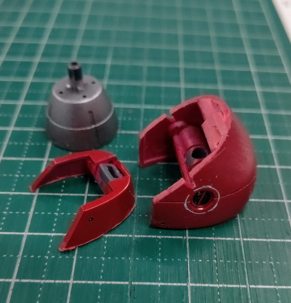 HGガーベラテトラの肩バーニア。刃が３ｃｍほどのノコギリで切って大きさ調整。