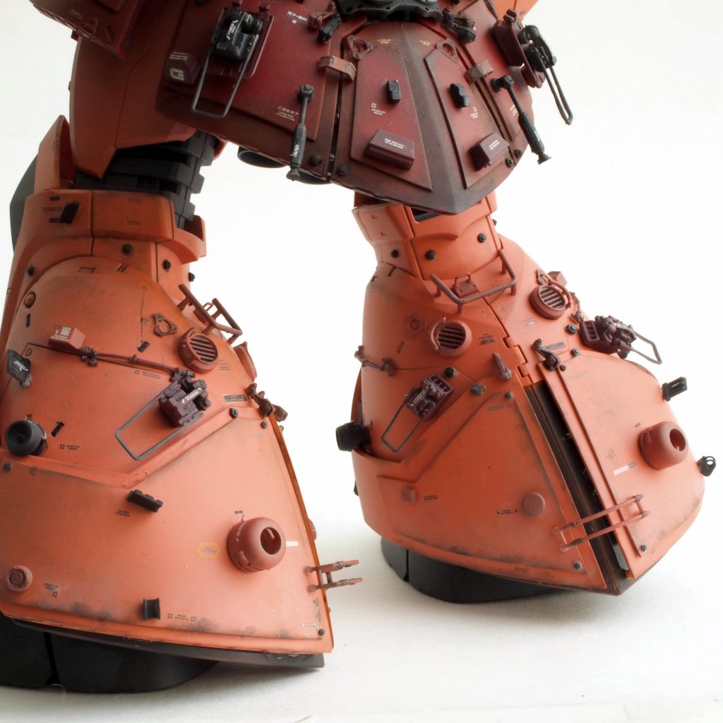 バーニアが内蔵されたスカートや足には吸気ダクトや各種センサー類を。