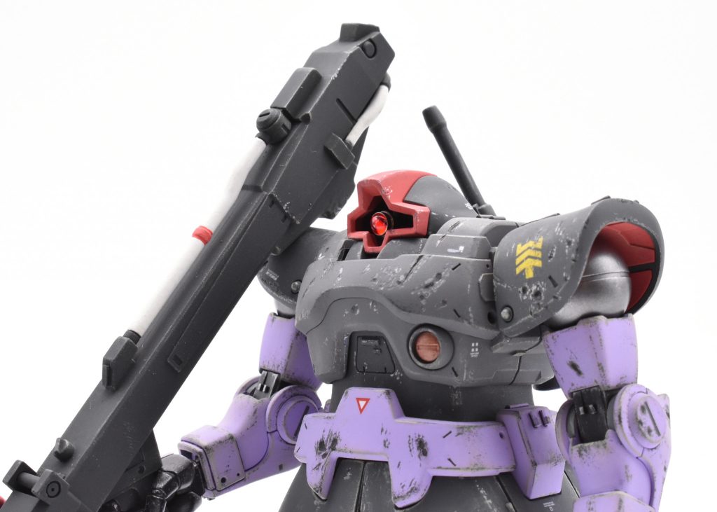 上半身アップ。弾痕や宇宙デブリが衝突してできたであろうダメージをイメージしています。