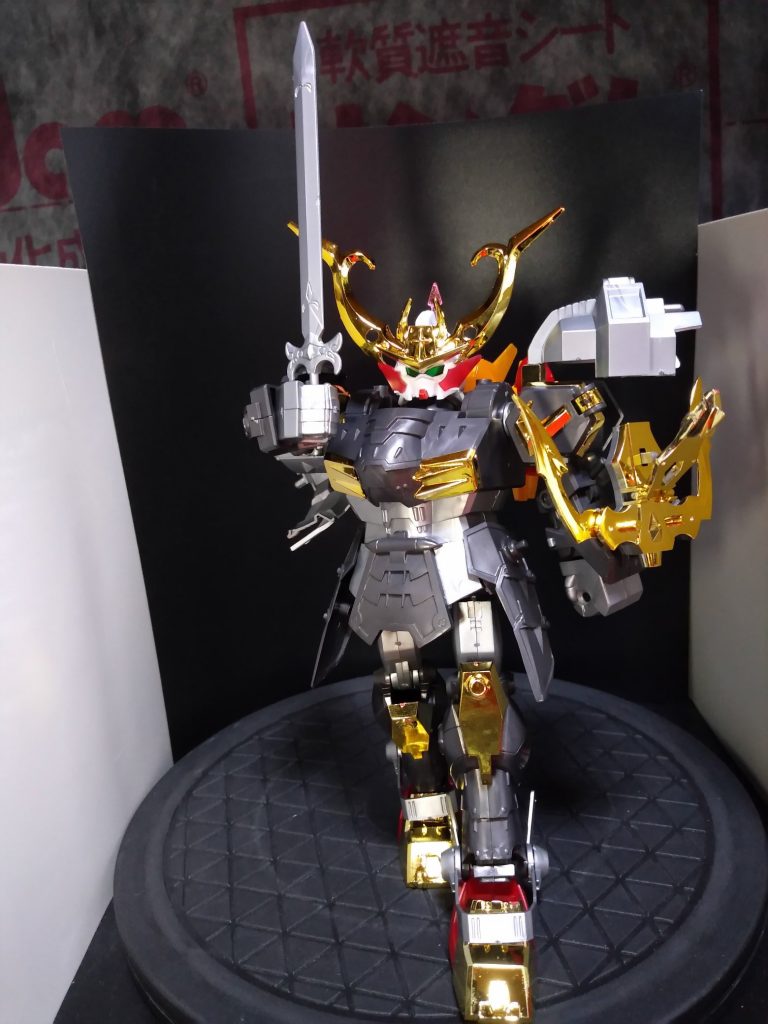 それにしても1994年製のキットでこれだけの大ボリューム色分けパーツ、変形機構、他の武者の装備も装備出来るとかすごいキットですね。