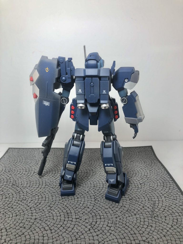 リア側。大きいシールドが目立ちます。