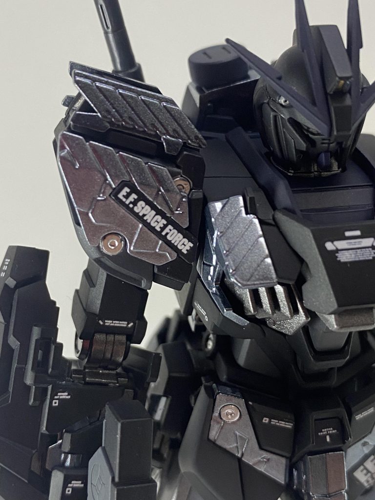 黒いカラーリングにサイコフレームは艶ありブラックの上からクリスタルカラーのダイヤモンドシルバーを吹き付けました。見る角度で色変わるんで見てて楽しいです。