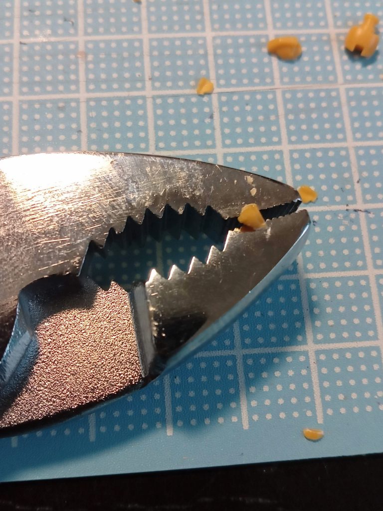 顔の目の上と、厚さをちょっと削りたかったので分解。接着面がないので、エポパテ丸めて再接着してます。