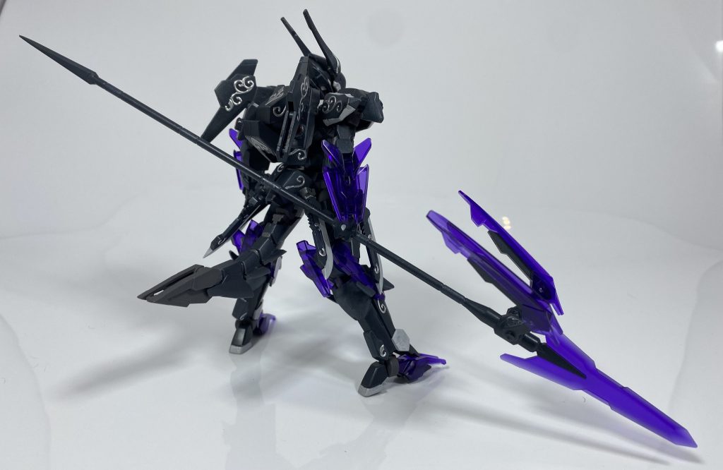 [エスタニアス]フォース、GUNSTARDOMに所属するモデラー、まるいるかが、シアクアンタ及びトランジェントガンダムグレイシャーをベースに製作したガンプラ。本機はGBN内で行われた、ファンタジーモチーフイベント用に製作されたもので、ファイナルファンタジーシリーズの竜騎士をメインモチーフとして制作されている。戦闘スタイルも竜騎士をイメージしたものとなっており、跳躍からの急襲を行うため、脚部は跳躍力の高い逆関節に加工されている。また、跳躍へのこだわりから、下記の最大出力時を除き、飛行はできないようになっている。