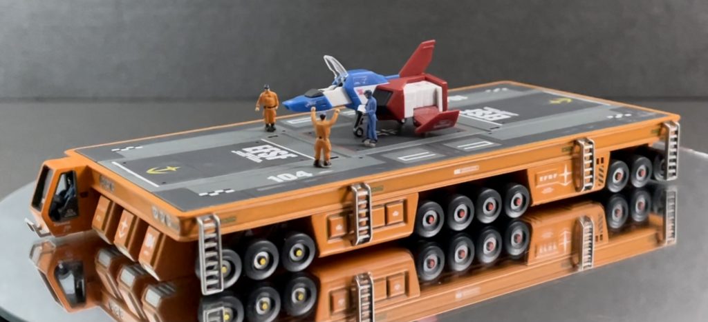 天板が滑走路みたいなので、コアファイター乗せてミニジオラマ風に。