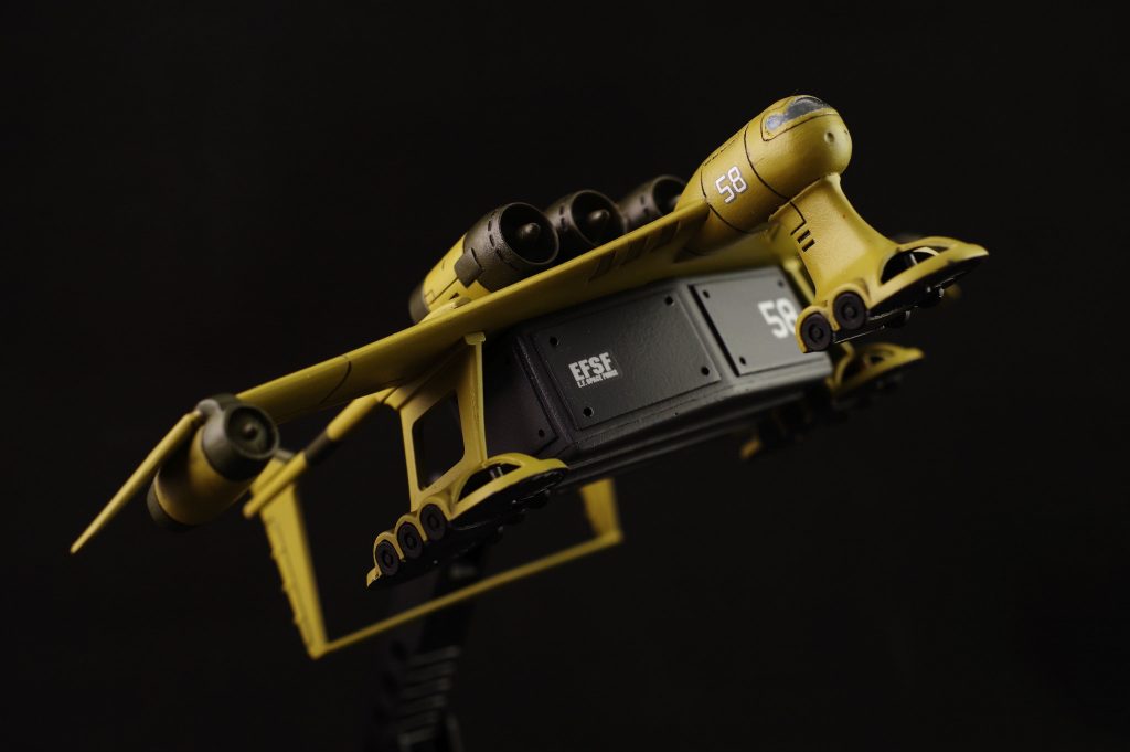 前線に向けて飛び立つミデア。コックピットは消灯してますが、ガラス感は出せてるかなと思います。コンテナ部分はプラ板を追加して情報量を増し、佐世保海軍工廠グレイで塗装しました。