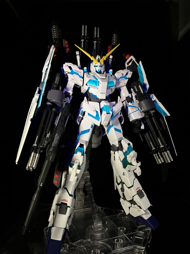 白き一角獣はFAユニコーンガンダムverKa。覚醒verなのでサイコフレームは緑ですね。デカールの数が半端なく大変でした。武器作成の苦行は二度とやりたくないかもw