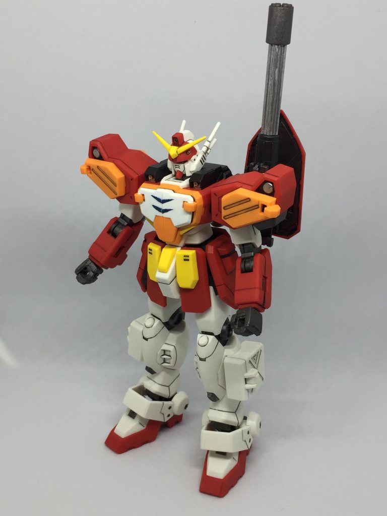 メイン武装のガトリングも、焼鉄・黒鉄・シルバーで各所塗り分け。胸の青い部分は苦戦しました。