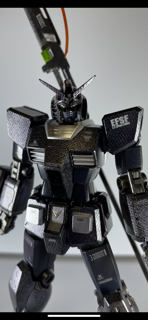 平面はカーボン風塗装がし易くて肩アーマーは比較的上手くいったかなと思ってます。ただ足とか曲面は難しかったです💦