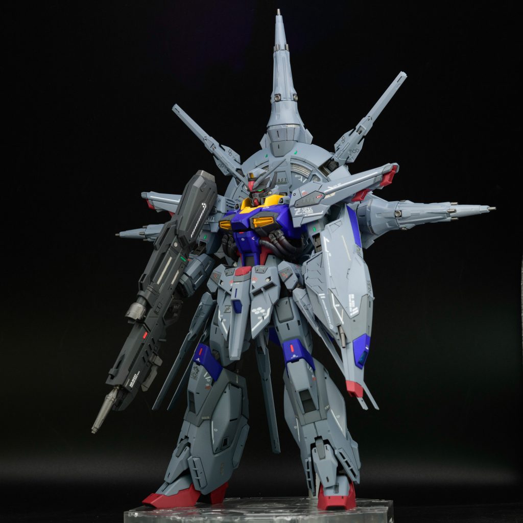 キットの成形色はアニメに比べると明るいグレーなので、今回は原作の色に寄せてみました。ラスボスにふさわしいダークなイメージに仕上げました。