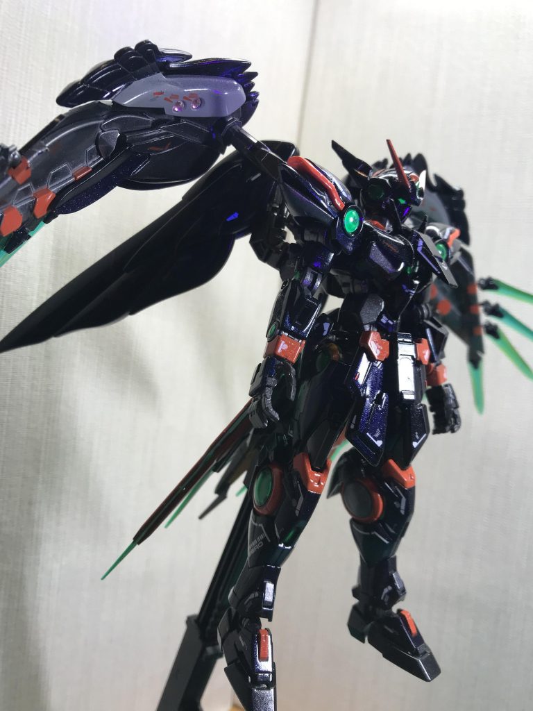  ウイングバインダー内側に拡散ビーム砲が両方2門ずつ装備されており中距離攻撃を行う。