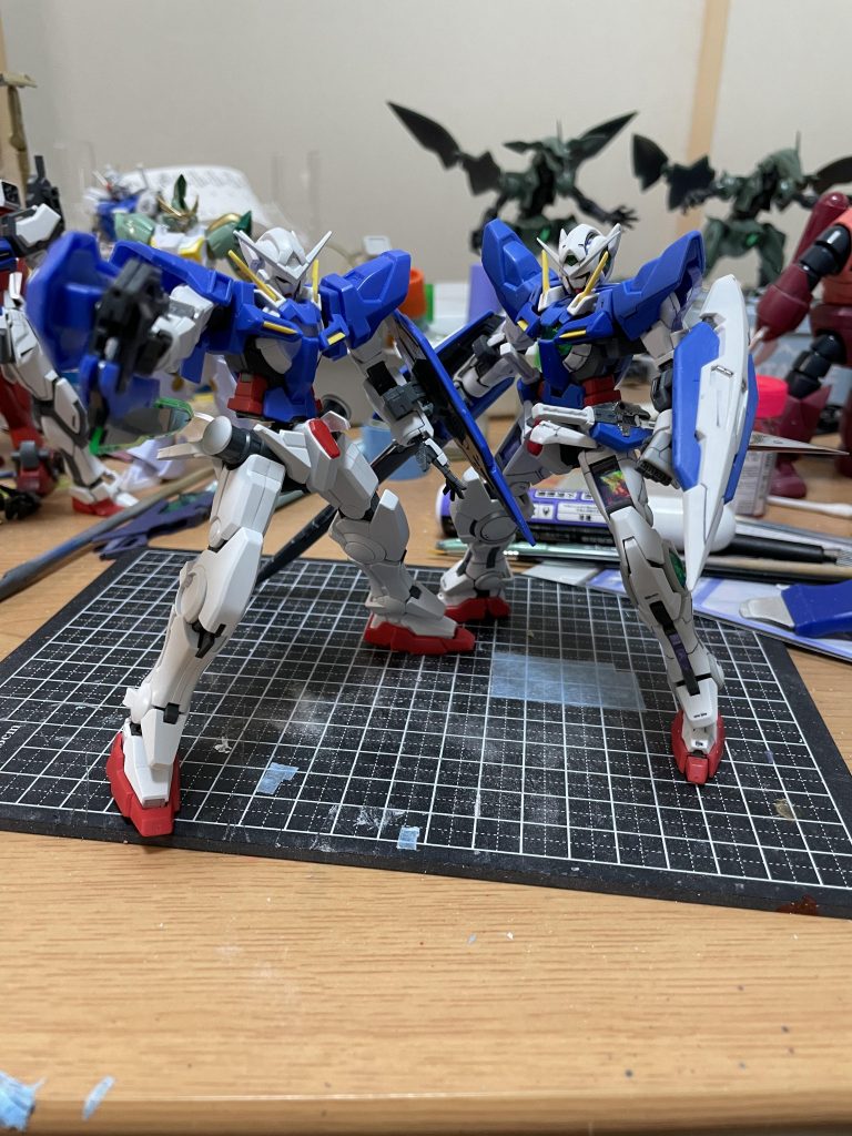 初期に作ったRGエクシアと!細かな造形は流石にRGには敵いませんが、HGでも遊ぶことを考えたら十分な出来だと思います。