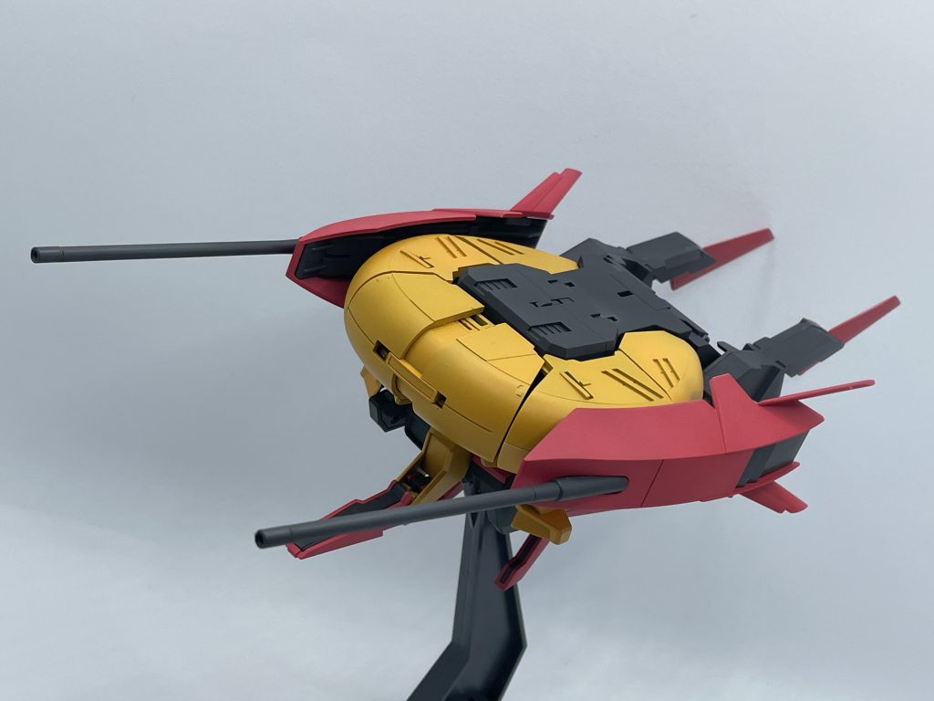 もちろん変形します。変形した時のサイズ感がとても良かったので飛行形態で飾ることにしました。