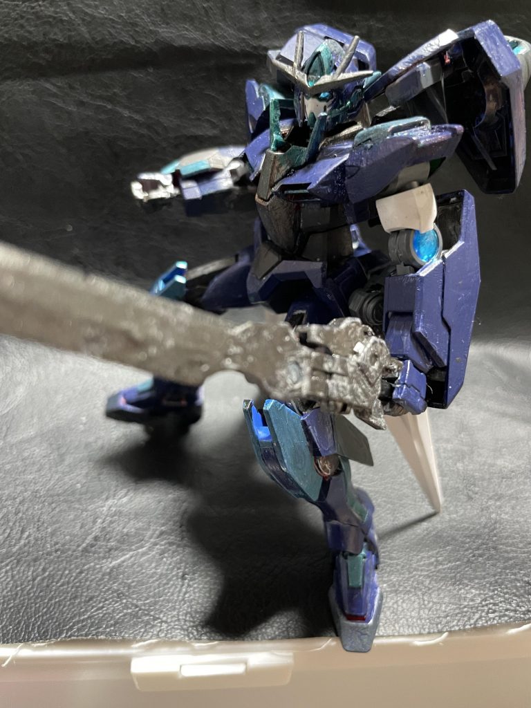 刀を構えるアルバストゥルですこの武器はジャンクを再塗装してます。