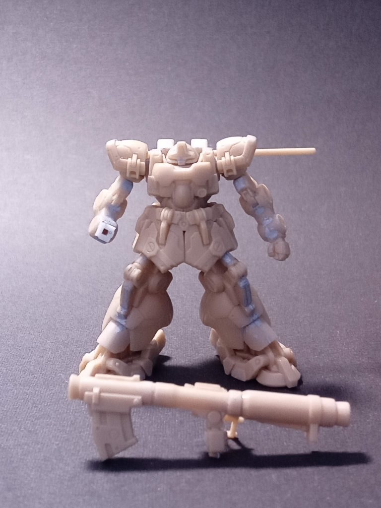 バズーカ―を脇の下にはさみたかったので、手首の位置をちょっと変更。バズーカーの長さと持ち手のシールドを無くしました。