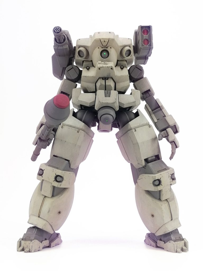 設定的なアレエスライールは歴史上常に紛争の続く不安定な西部砂漠地帯の国の一つ。ごく近年まで軍事的には安価なラーダ系を主体とした機体を運用していたが現在は西側同盟下にあり現行機であるラーセナハムはラーダ系のフレームをベースに双方の特徴の入り混じった特異な形態を持つ機体となっている。また、西部砂漠地帯においては高価なWTを保有しない武装勢力も多く対人用の小口径火力等の装備を側頭部に標準装備したトップヘビーなシルエットを持つ。