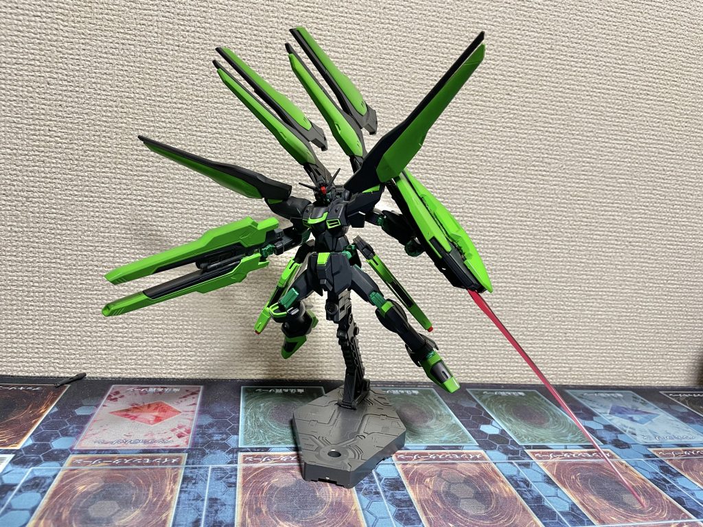 シールド内蔵式ビームサーベル。ドラグーンのプラットホームも兼ねたシールドで、反対側にはビームライフルが装備されています。