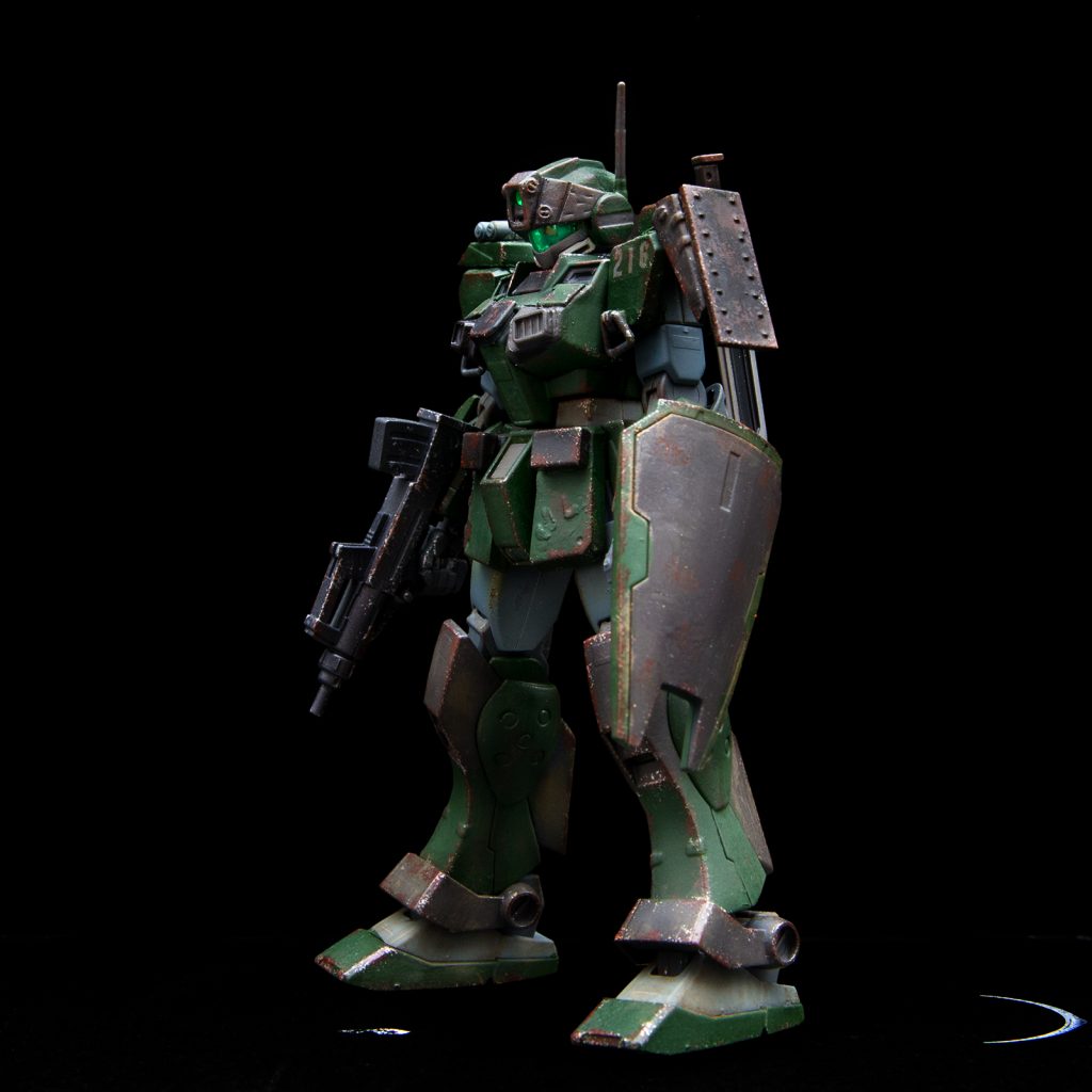 スキッド・ロウ中尉が搭乗する先日投稿したジムスナイパーII 陸戦型仕様機です。武装はブルパップマシンガン 小型シールド ヒートナイフ ハンドグレネード ボックスタイプビームサーベル ビームサーベル 頭部バルカンポッド 有線式対MSミサイルパイロットの隊長が格闘〜近中距離戦闘が得意と言う設定で基本的にビーム装備はビームサーベルのみで後は実弾兵器 ジェネレーター出力を機動力に回しています。